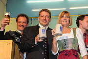 Christian Vogler (Mi.) und seien Frau Petra sind neue Wirte des Augustiner-Kellers ab 01.04.2010 (FOto. Ingrid Grossmann)